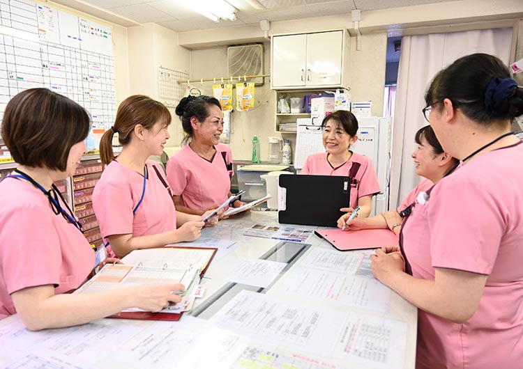 横浜甦生病院の一般病棟のスタッフステーション