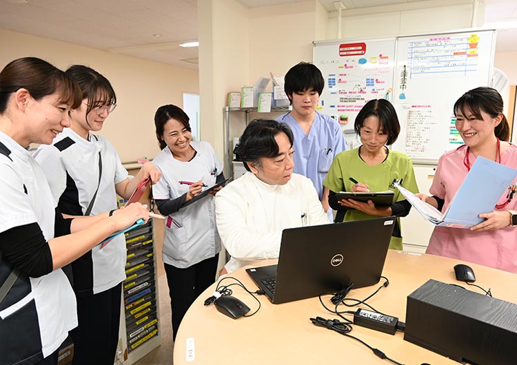 横浜いずみ台病院の地域包括ケア病棟　スタッフステーション