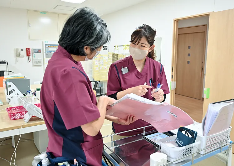 訪問看護師の仕事風景。医療依存度の高い入居者様を積極的に受け入れているため、病院でのキャリアを活かして働くことができます。