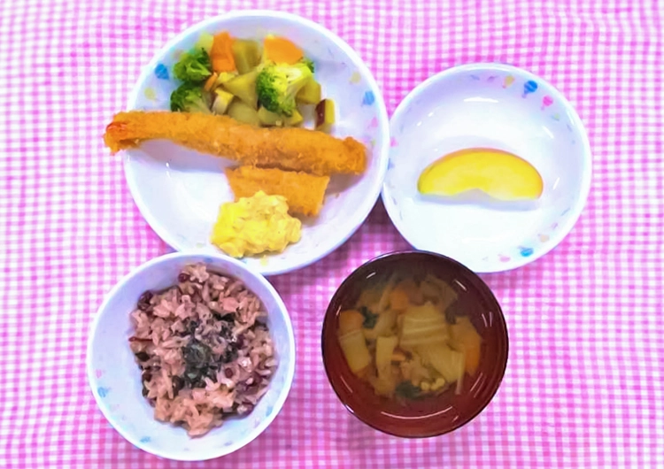 食材からこだわる自慢の給食は職員からも大好評。福利厚生として食事補助があり、1食300円で手作りの温かいランチが食べられます。