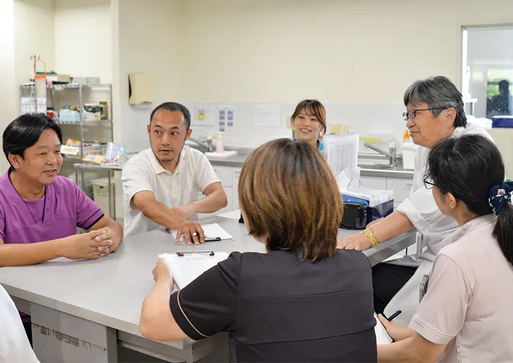 毎週開催される多職種カンファレンスでは、経験・年齢に関係なく、活発に意見交換を行い、チームケアを実現しています。