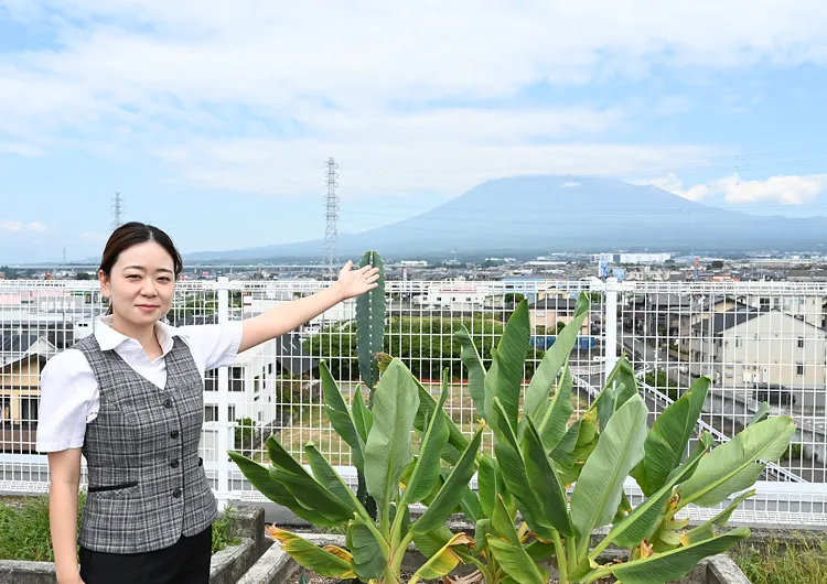 屋上からは、美しい富士山を見渡すことができます。休憩時間にリフレッシュに訪れるスタッフも多いです。