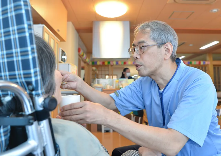 食事の際は、「エプロンをしない食事」の介助を推進。すべてのスタッフが自立を意識した関わりを大切にしています。